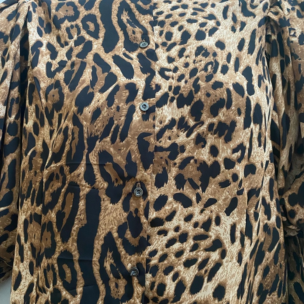 NWOT PLUS SIZE  2X 🐆 LEOPARD PULLOVER BLOUSE.. buttons to back. - Picture 8 of 9